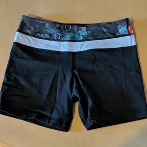Reversible Lululemon shorts size 4 GUC